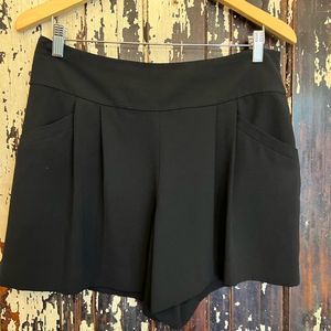 Women’s EUC Ann Taylor Loft black shorts w front pockets. size 8.